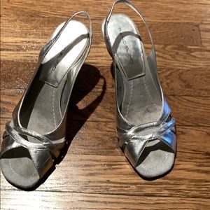 Bandolino silver heels leather upper sz 7